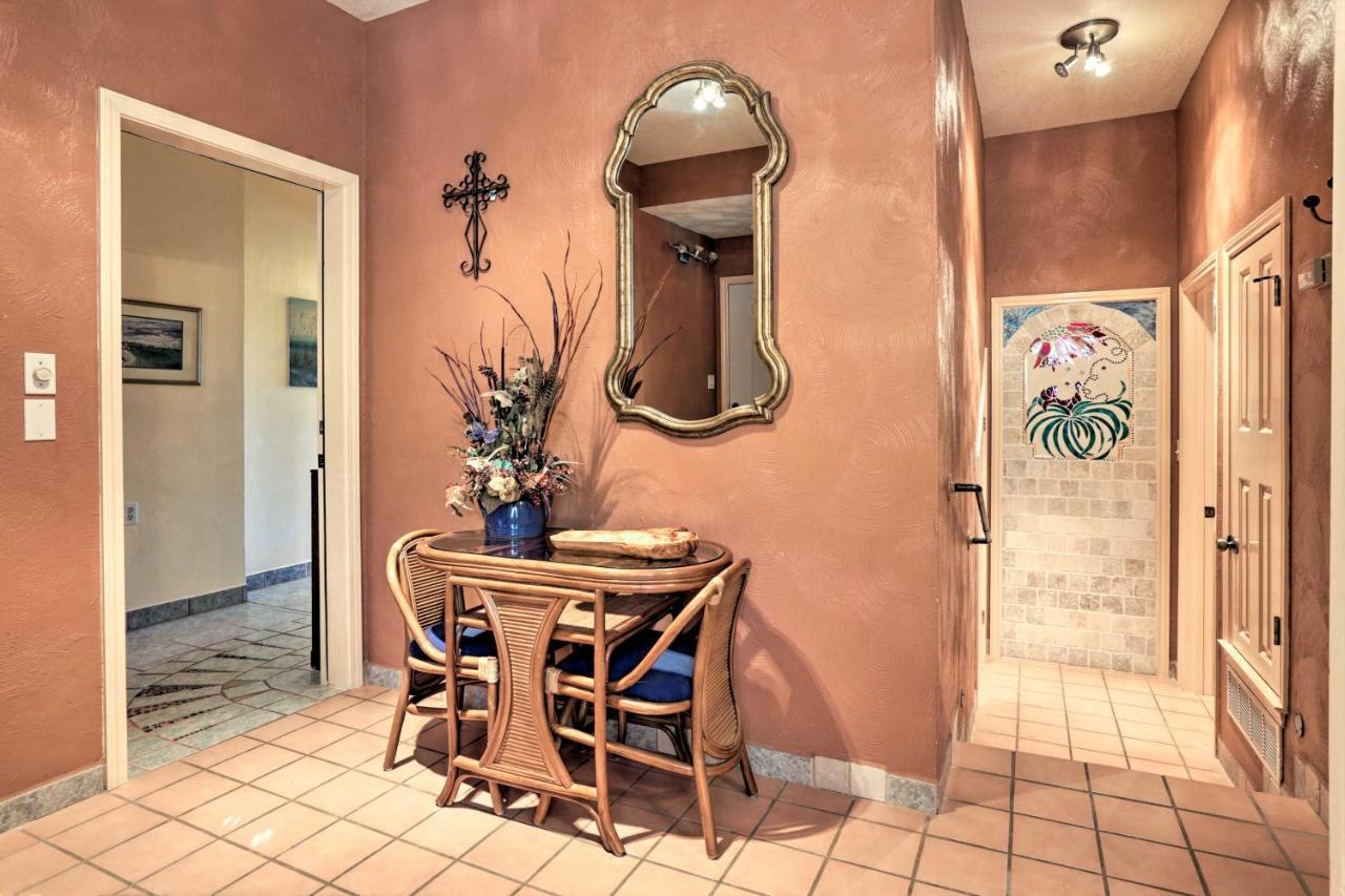 Exotic Home With Patio And Grill Walk To Canyon Lake! Exterior photo