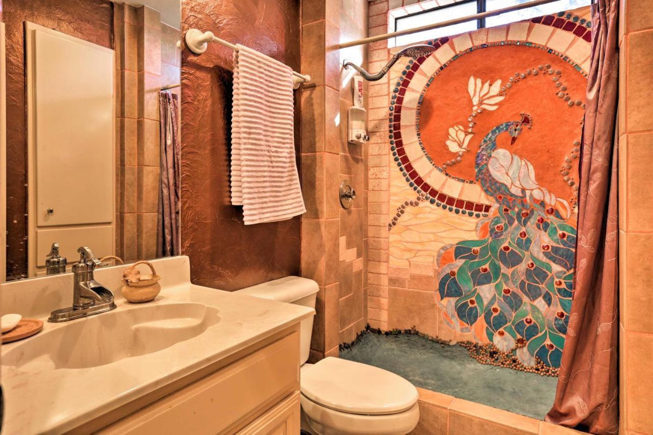 Exotic Home With Patio And Grill Walk To Canyon Lake! Exterior photo