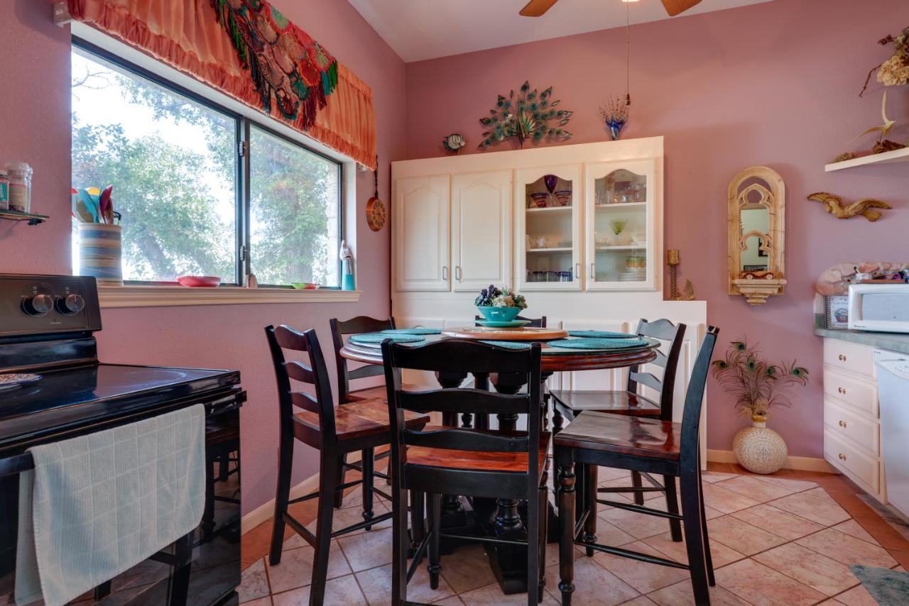 Exotic Home With Patio And Grill Walk To Canyon Lake! Exterior photo