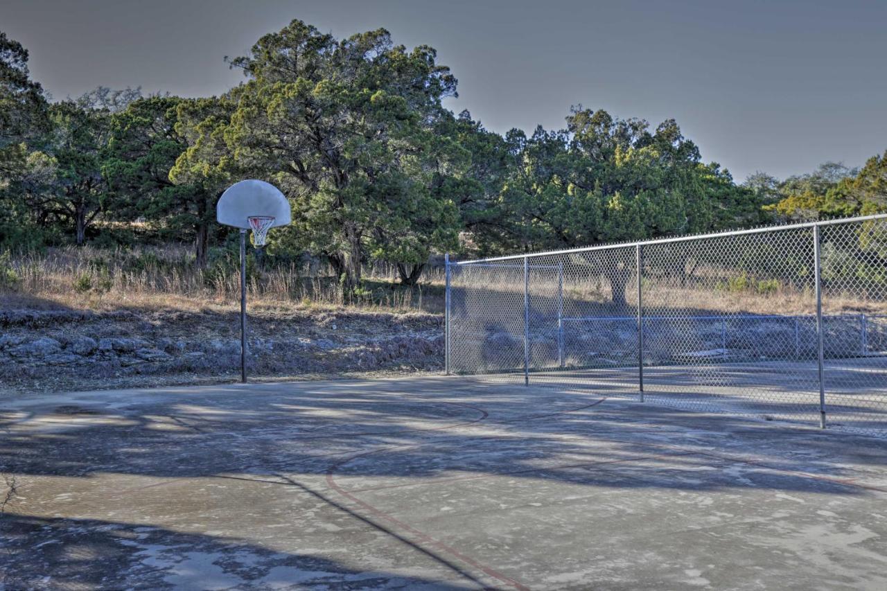 Exotic Home With Patio And Grill Walk To Canyon Lake! Exterior photo